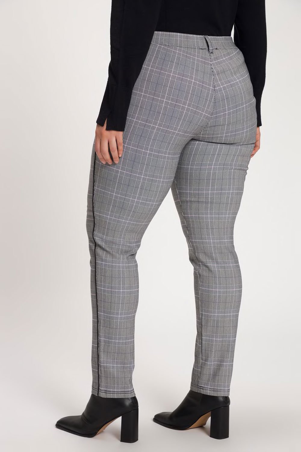 807607130_model_g_02