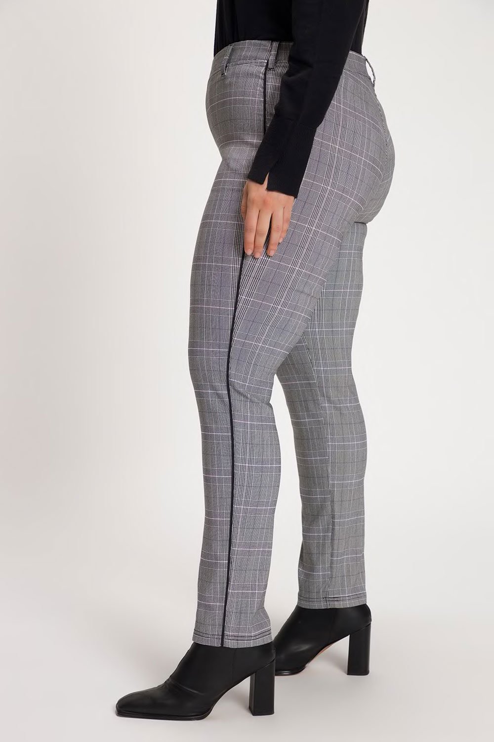 807607130_model_g_03