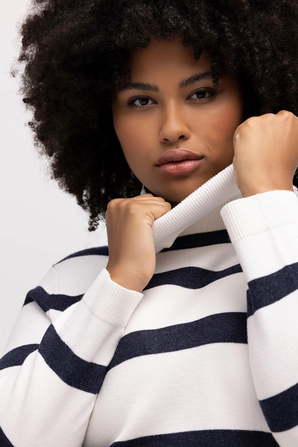 811919200_model_g_21 baltas moteriskas megztinis plius dydziai