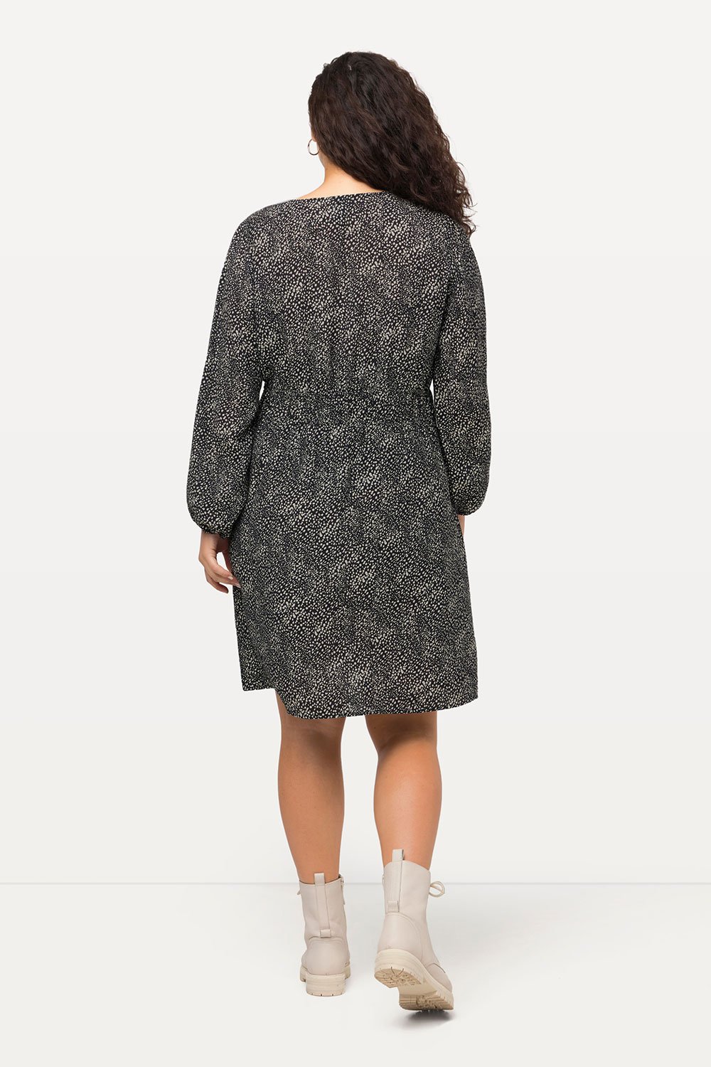 820354130_model_g_02