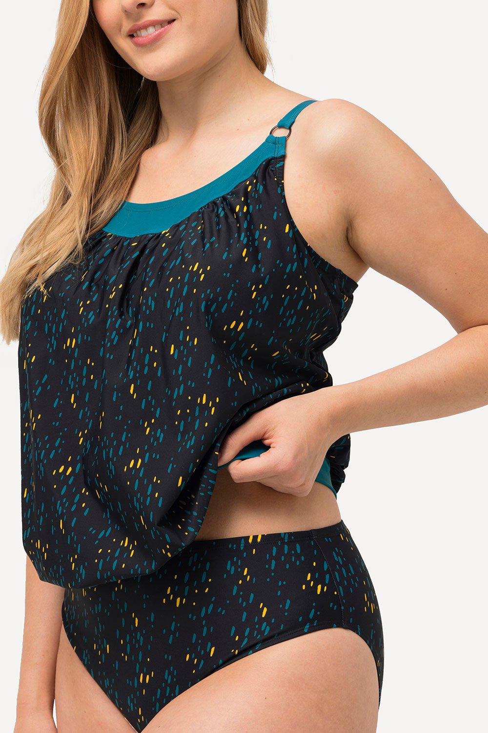 827055100_model_g_21 bikinis su laisvais marskineliais