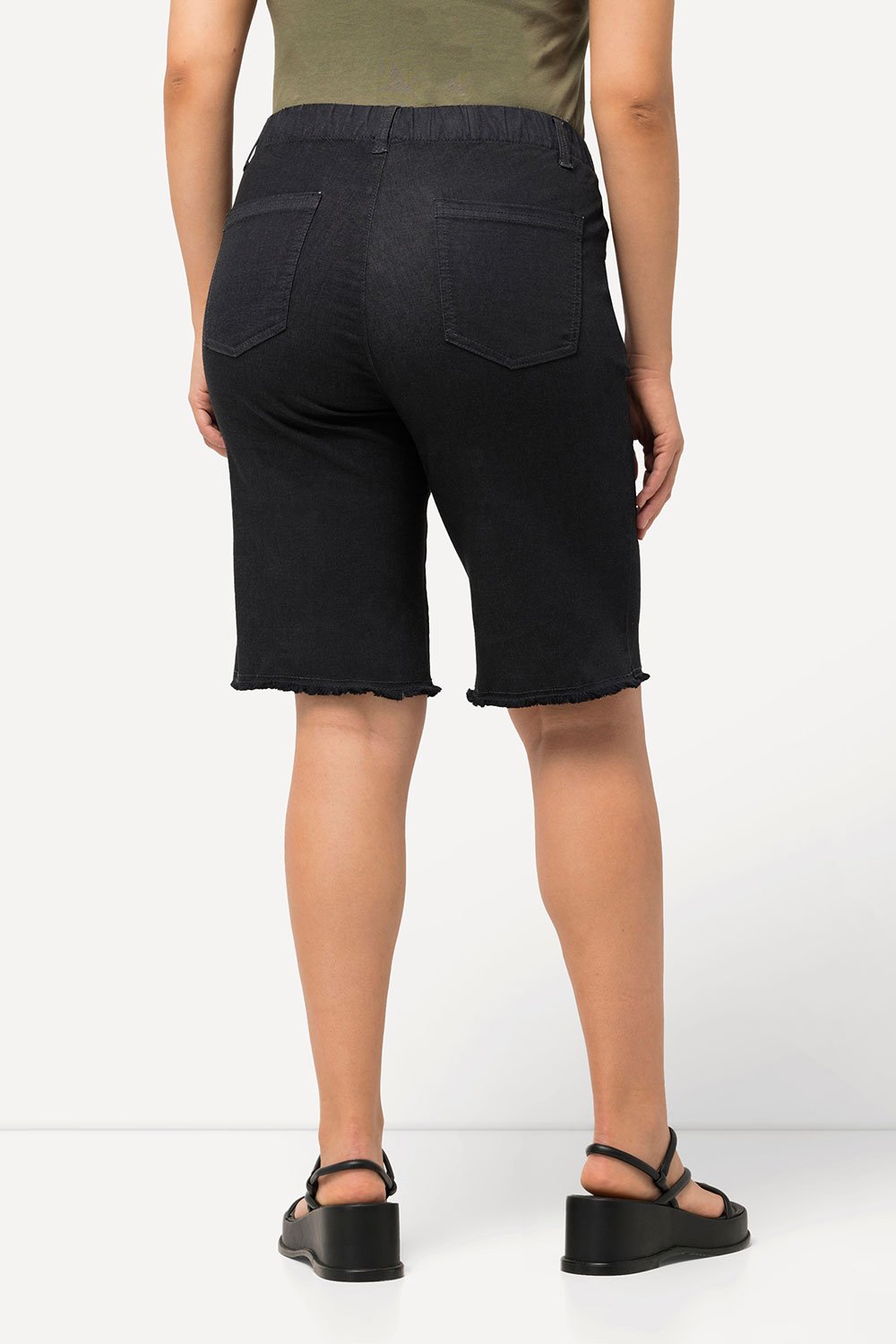 818523100_model_g_02