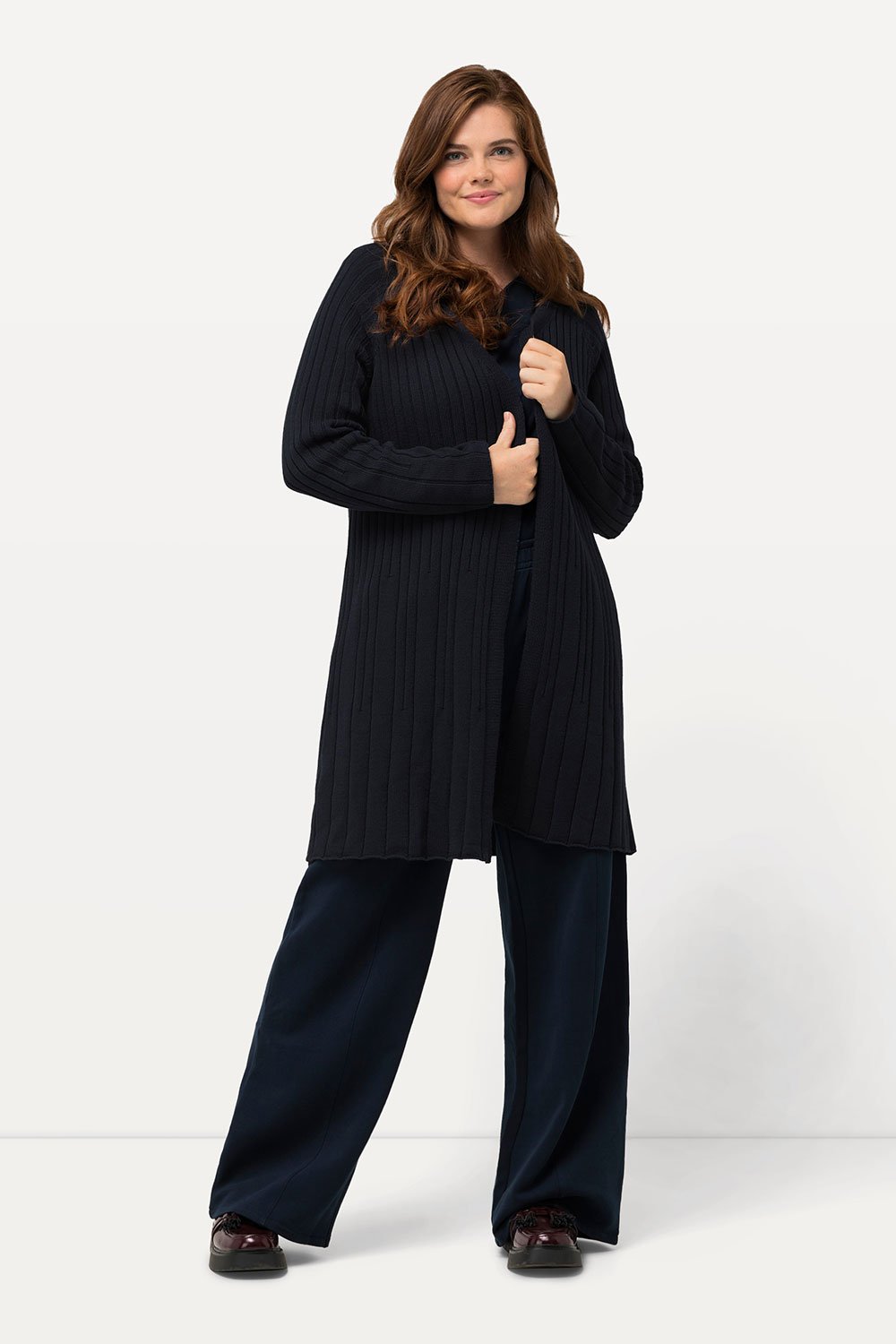 823585130_model_g_30 juodas ilgas kardiganas elegantiskas