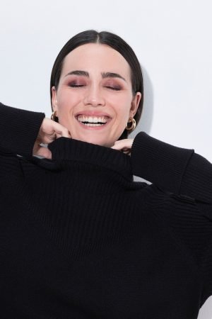 juodas moteriskas megztinis is akrilo