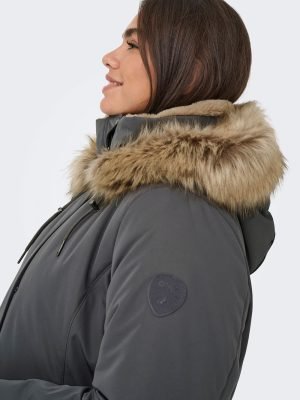 moteriska ziemine striuke parka su gobtuvu ir kailiu